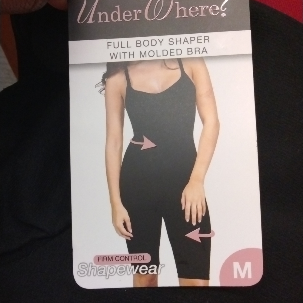 Full body shaper with molded bra size M black Under Where ?